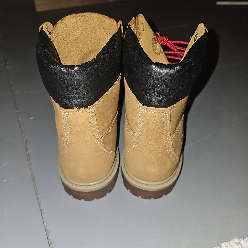 Timberland Women's Tan Boots with Red Laces - Picture 3 of 4